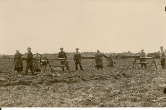  foto, turba tootmine Pr&auml;&auml;ma turbarabas 1923.a., PM F 726:2, J&auml;rvamaa Muuseum, http://www.muis.ee/museaalview/242572